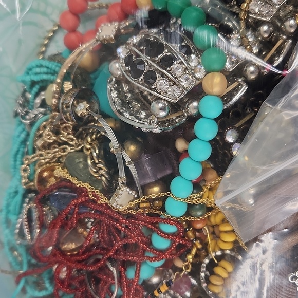 4lb Mystery Craft Broken Jewelry Loose Beads Lot PRICE FIRM - CANNOT BE BUNDLED - Picture 7 of 8